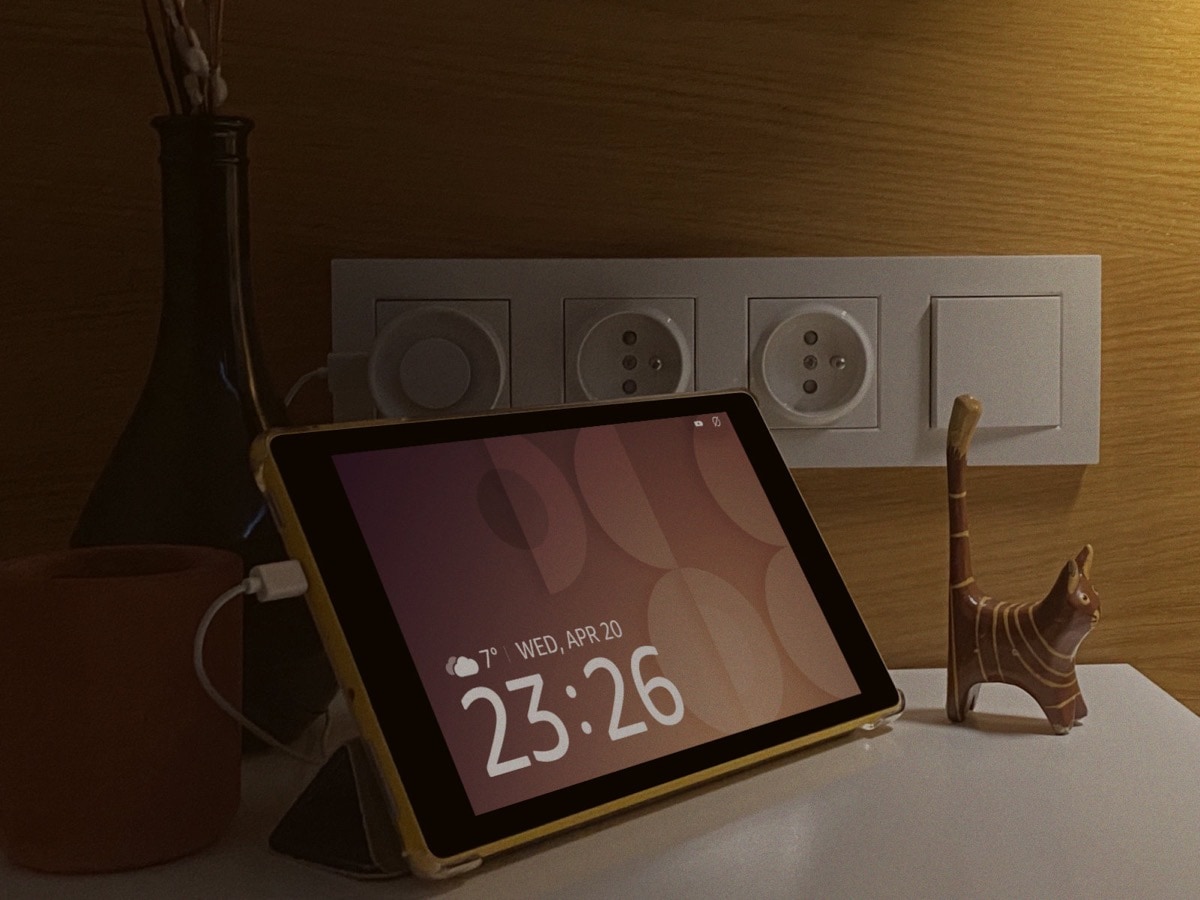 How to use old tablet as a night clock
