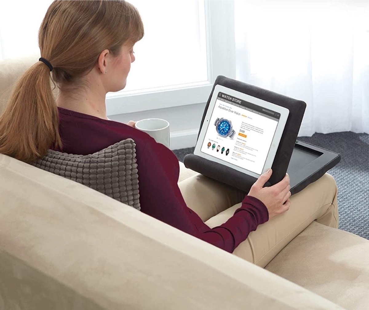 iPad pillow pad with storage compartment - hands-free watching